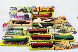 Airfix - Kitmaster - Over 20 boxed / bagged OO gauge locomotive and rolling stock plastic model