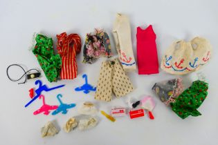 Palitoy - Others - A quantity of loose dolls clothing and accessories.