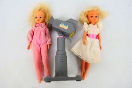 Pedigree - Sindy - Two unboxed Sindy dolls with an unboxed Sindy TV camera.