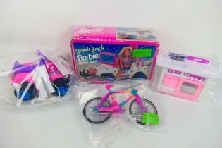 Barbie - Mattel - A group of boxed and unboxed Barbie doll accessories including a Barbie Sparkle