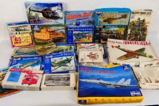 Revell - Nova - Italeri - Airfix - A group of model kits including P-51 Mustang III in 1:72 scale,