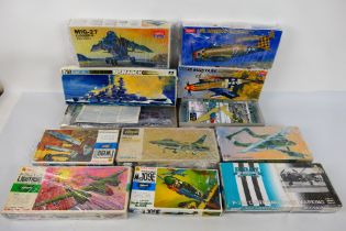 Hasegawa - Academy - Aoshima - 10 x boxed model kits including Focke-Wulf FW190D in 1:72 scale,