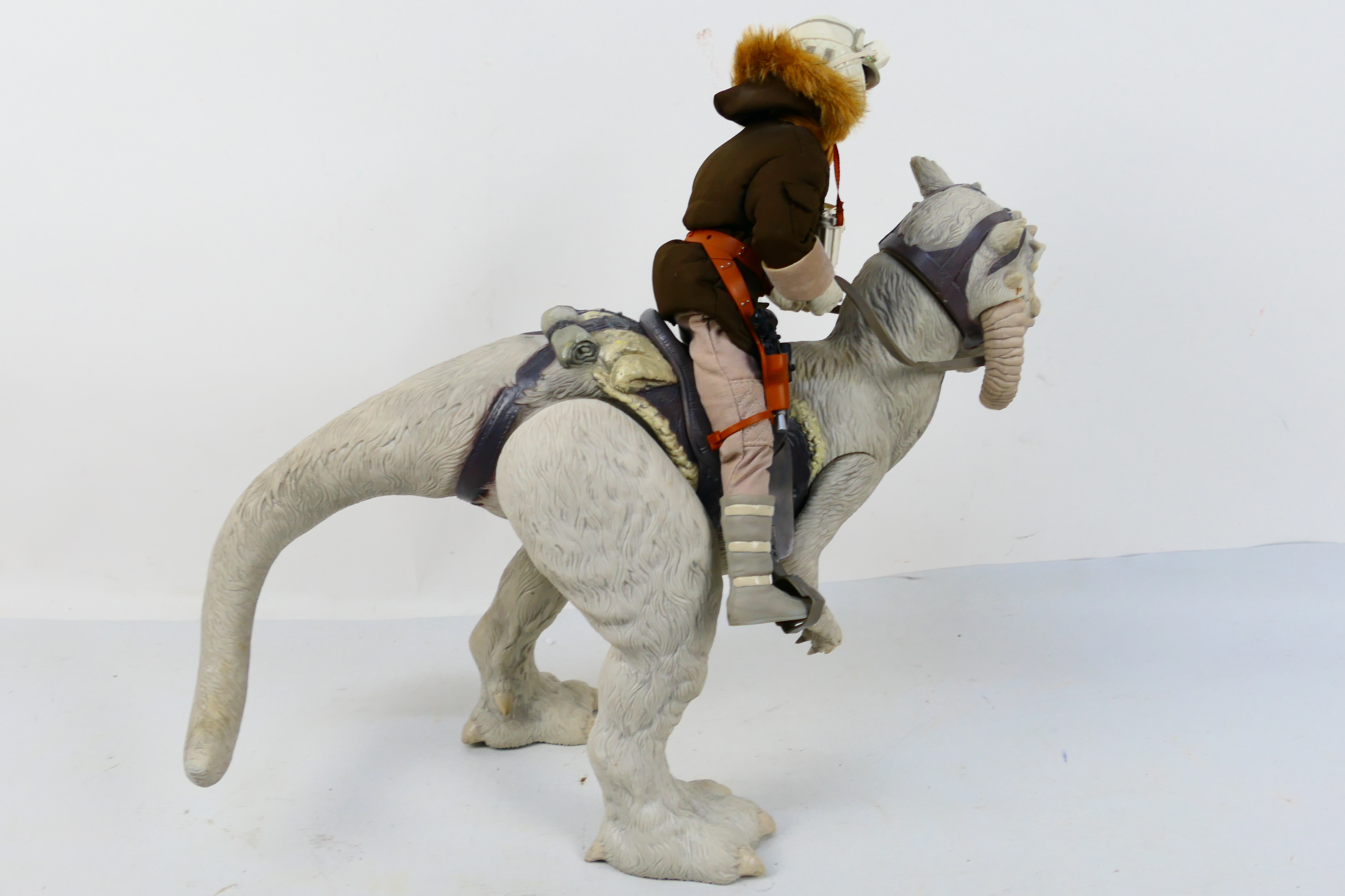 Star Wars - Hasbro - An unboxed Hasbro Star Wars Collectors Series 12" 'Han Solo & Tauntaun'. - Image 5 of 5