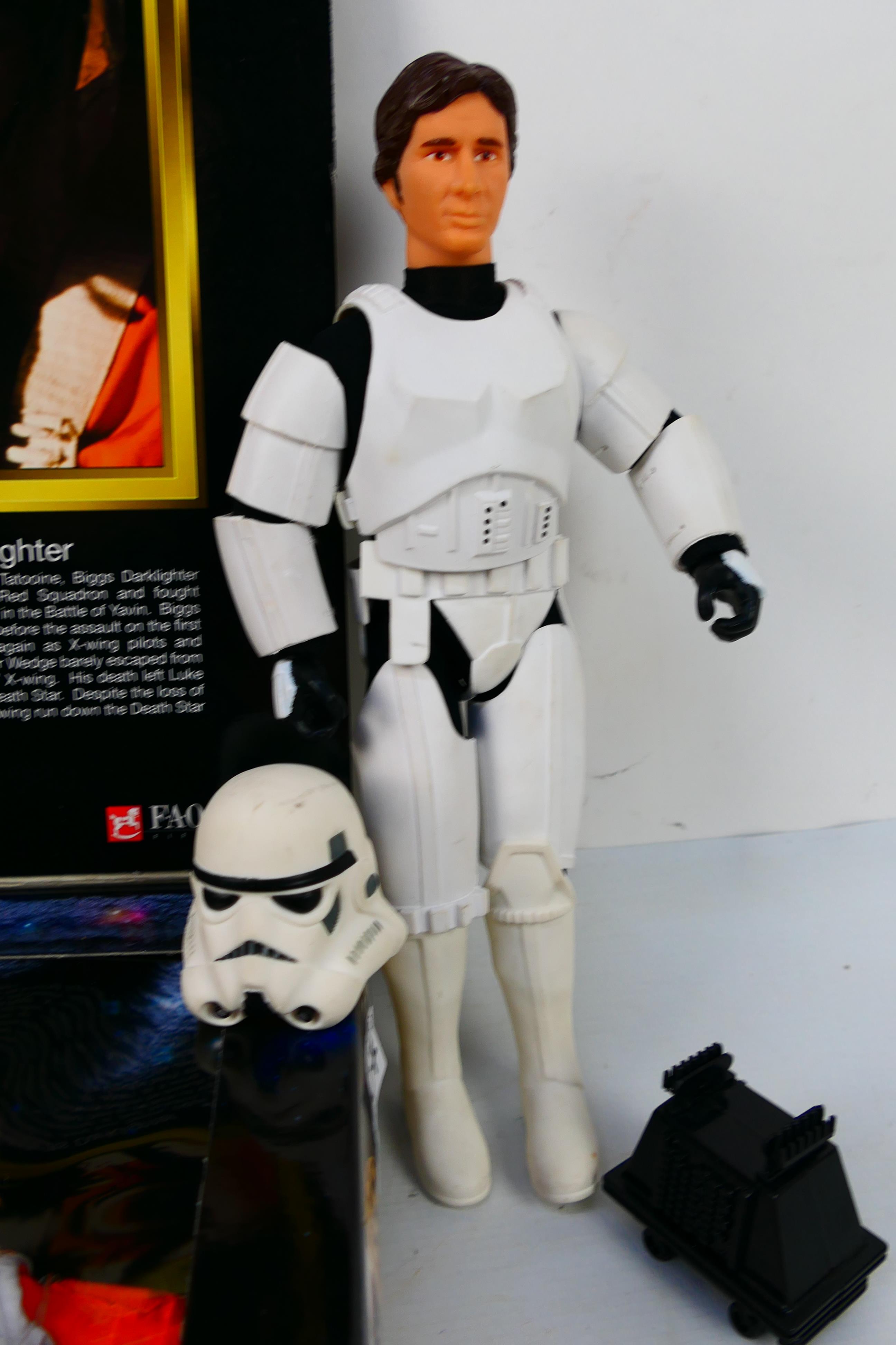 Kenner - Hasbro A group of boxed and unboxed 12" Star Wars action figures. - Image 4 of 5