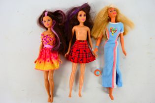 Mattel - Barbie - Skipper - An unboxed Barbie Totally Yoyo doll (1995) with two Barbie Skipper