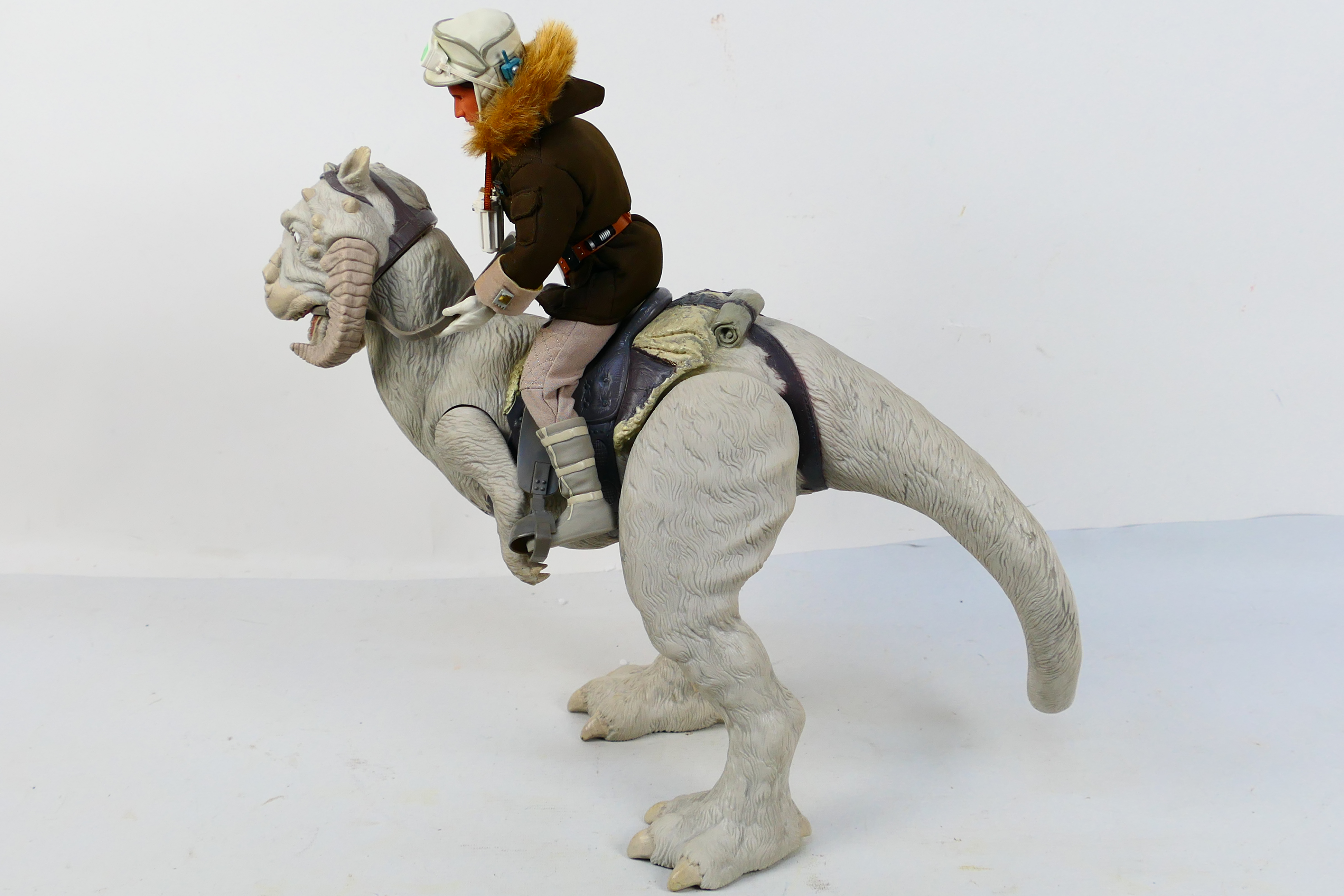 Star Wars - Hasbro - An unboxed Hasbro Star Wars Collectors Series 12" 'Han Solo & Tauntaun'. - Image 4 of 5