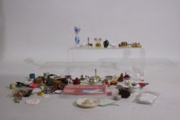 A collection of dolls house accessories to include hand mirrors, pots, bowls, and similar.