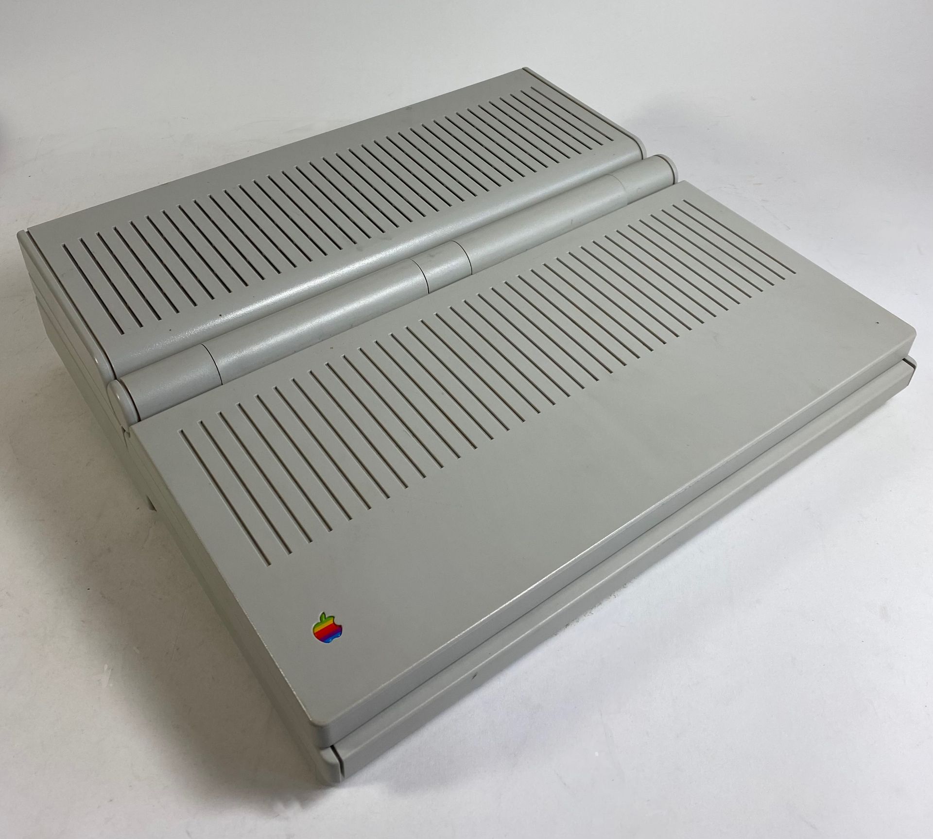 APPLE MACINTOSH PORTABLE M5120 (1989). The first Apple laptop, mains-independent with - Image 2 of 2