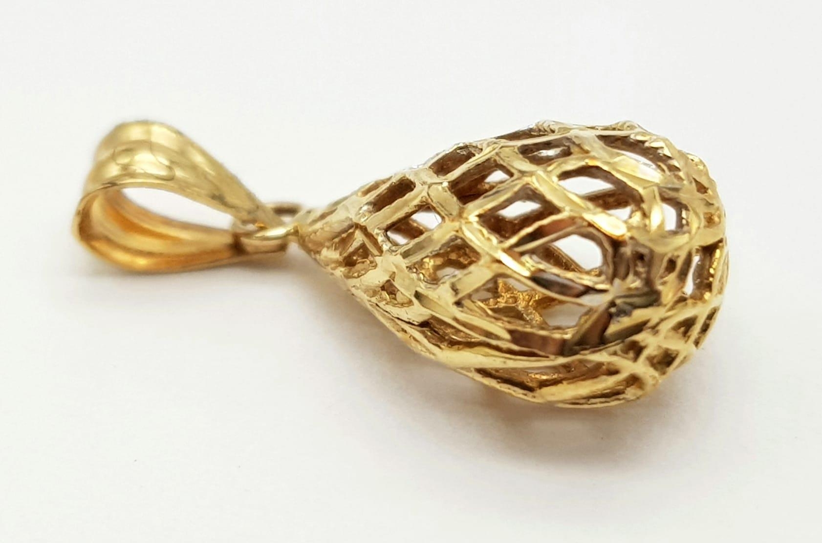 9k yellow gold teardrop shaped weaved pendant, weighs 1g - Image 3 of 4