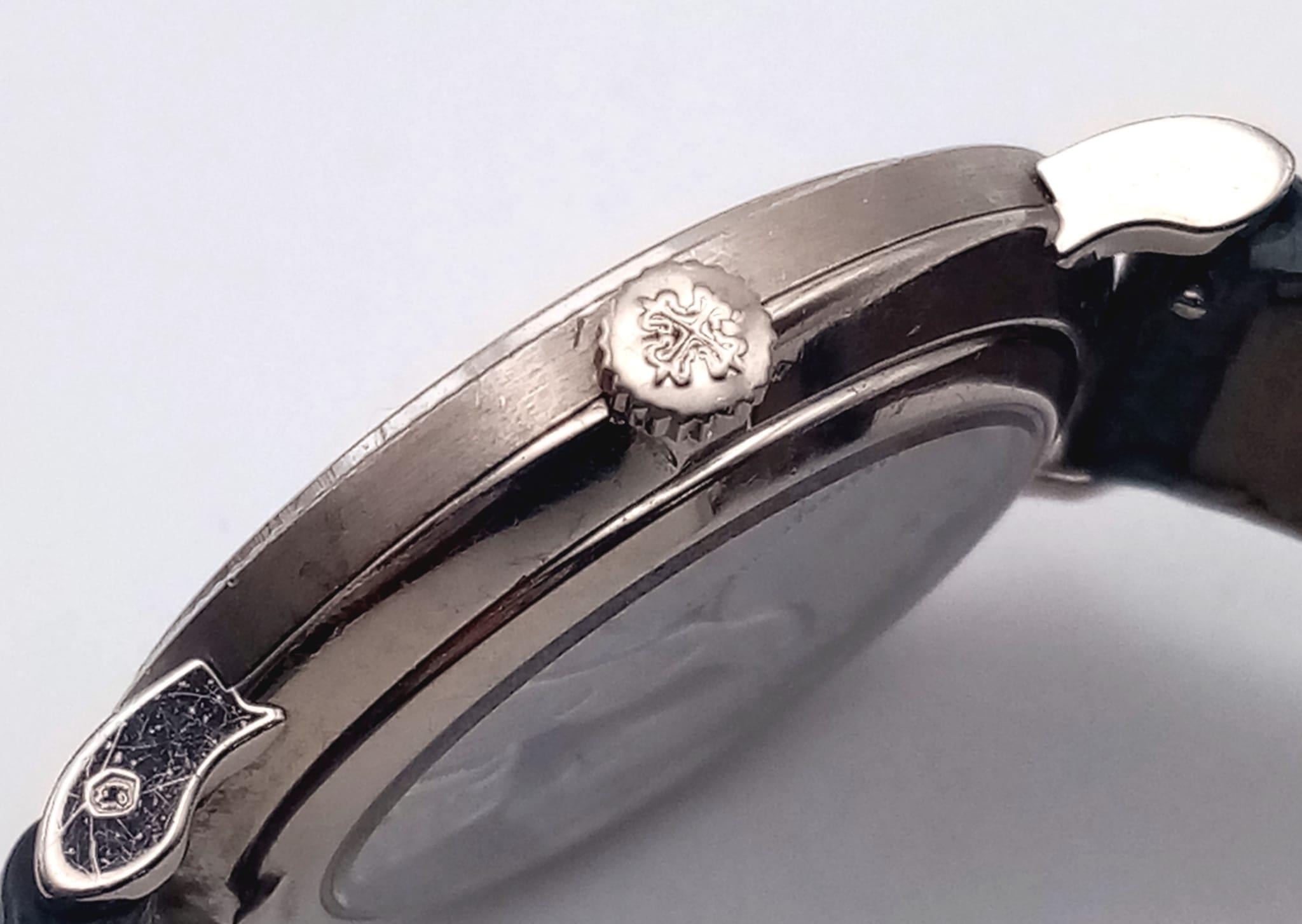 A Patek Phillipe Calatrava 18K White Gold Gents Watch. Leather strap. Gold case - 31mm. Mechanical - Image 7 of 10
