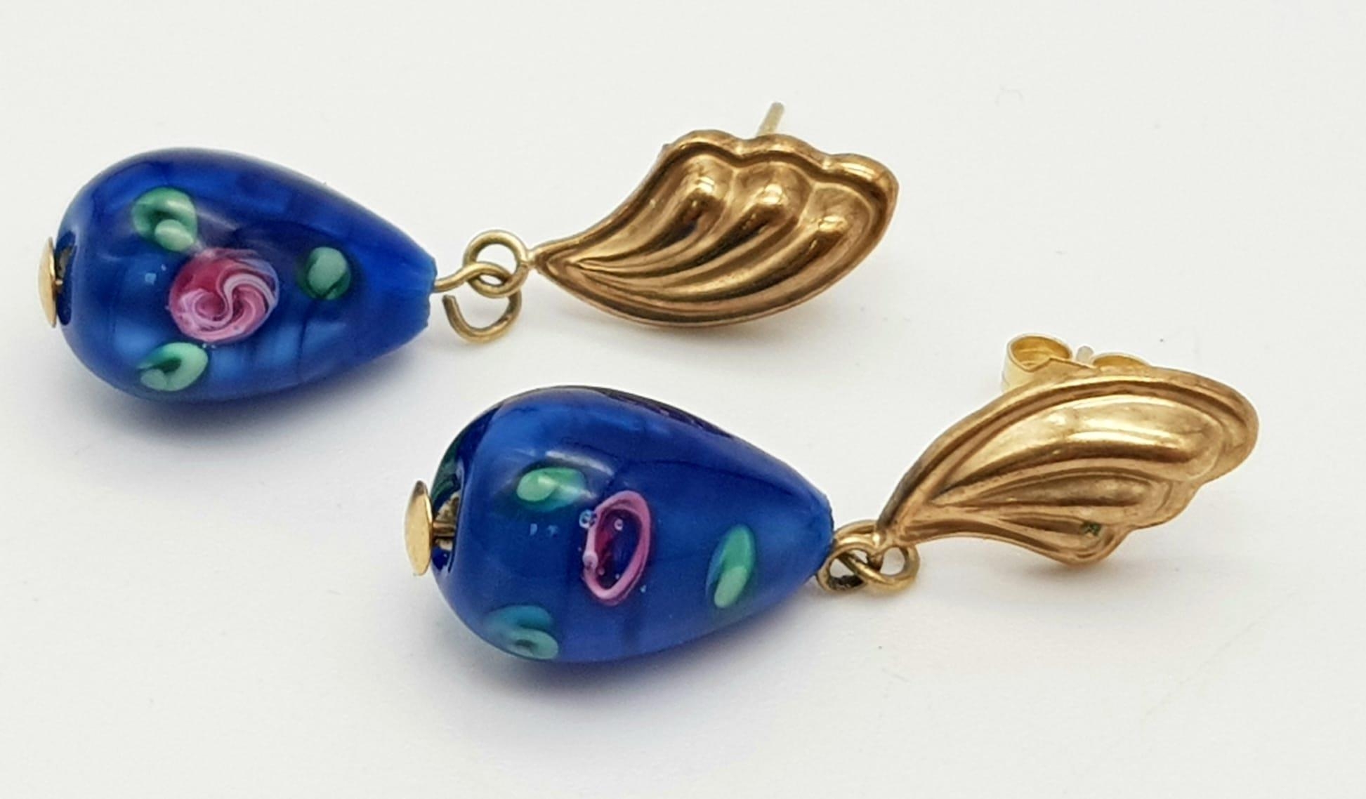 A Vintage Fancy Pair of 9K Yellow Gold and Blue Decorated Enamel Teardrop Earrings. 4.13g total - Image 3 of 3