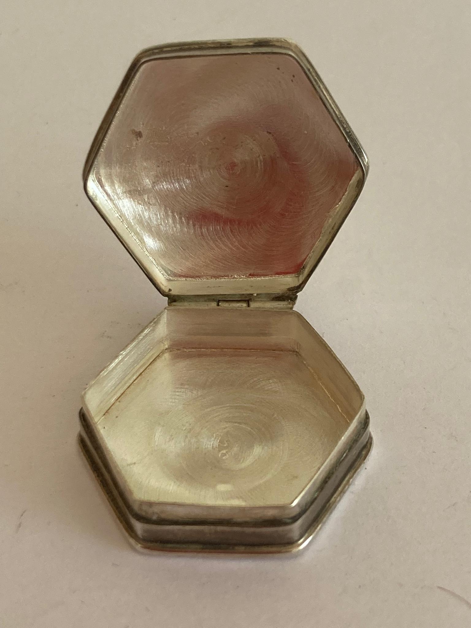 Vintage SILVER PILL POT having Hallmark for C.L. Edwards Birmingham 1988. Hexagonal shape with - Image 2 of 2