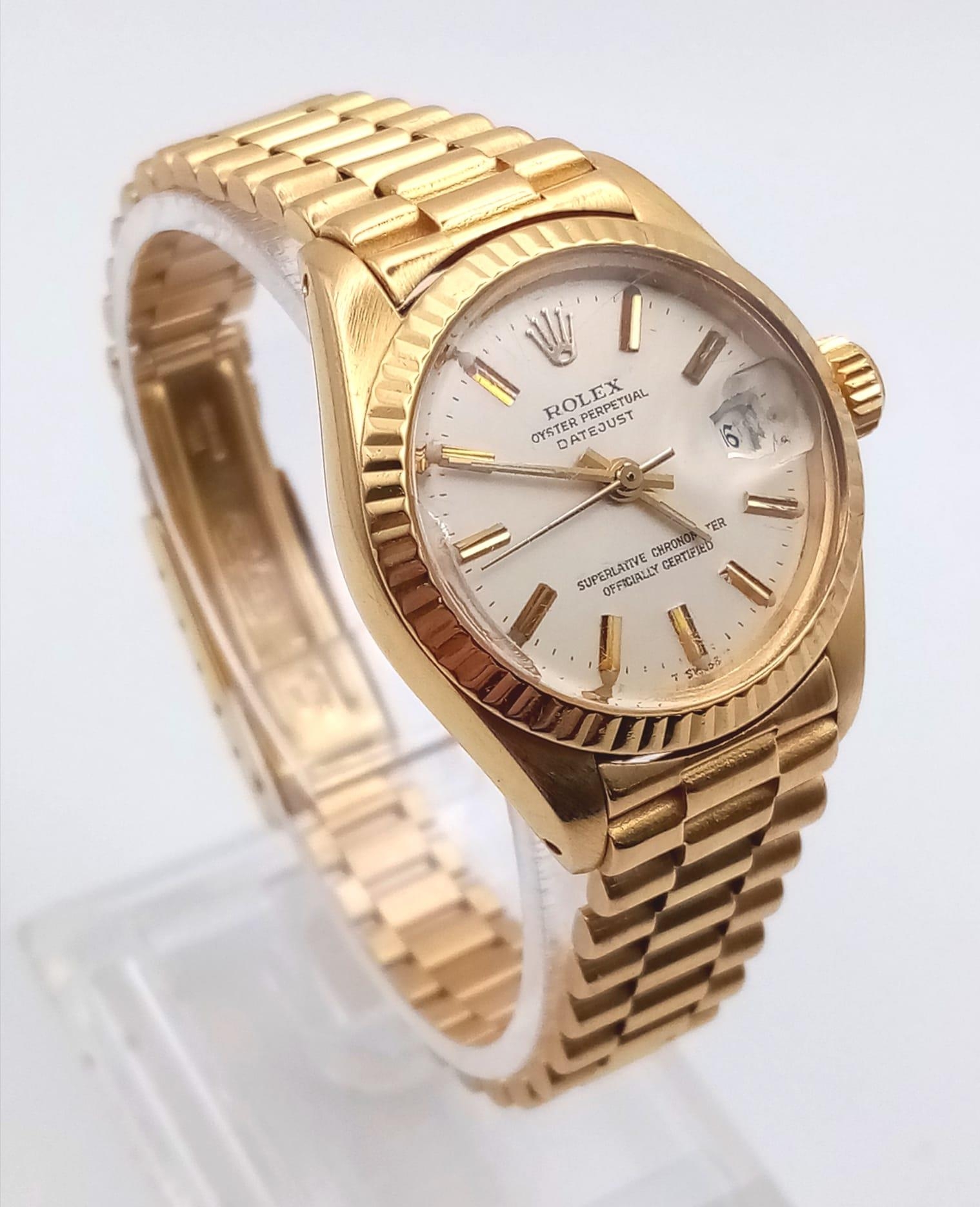 A Gold Rolex Oyster Perpetual Datejust Ladies Watch. Gold bracelet and case - 26mm. Automatic