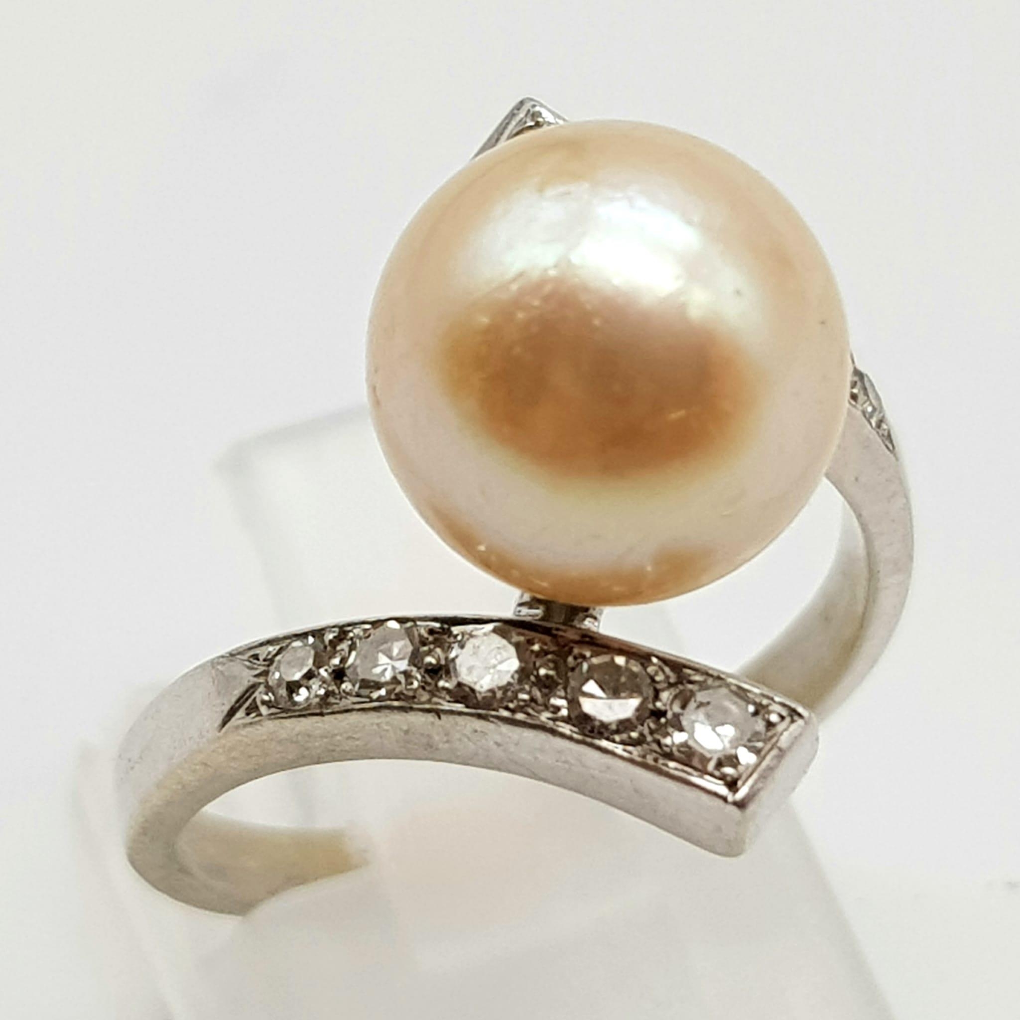 An 18K White Gold Diamond and Natural Pearl Ring. Size N. 5.2g. - Image 2 of 4