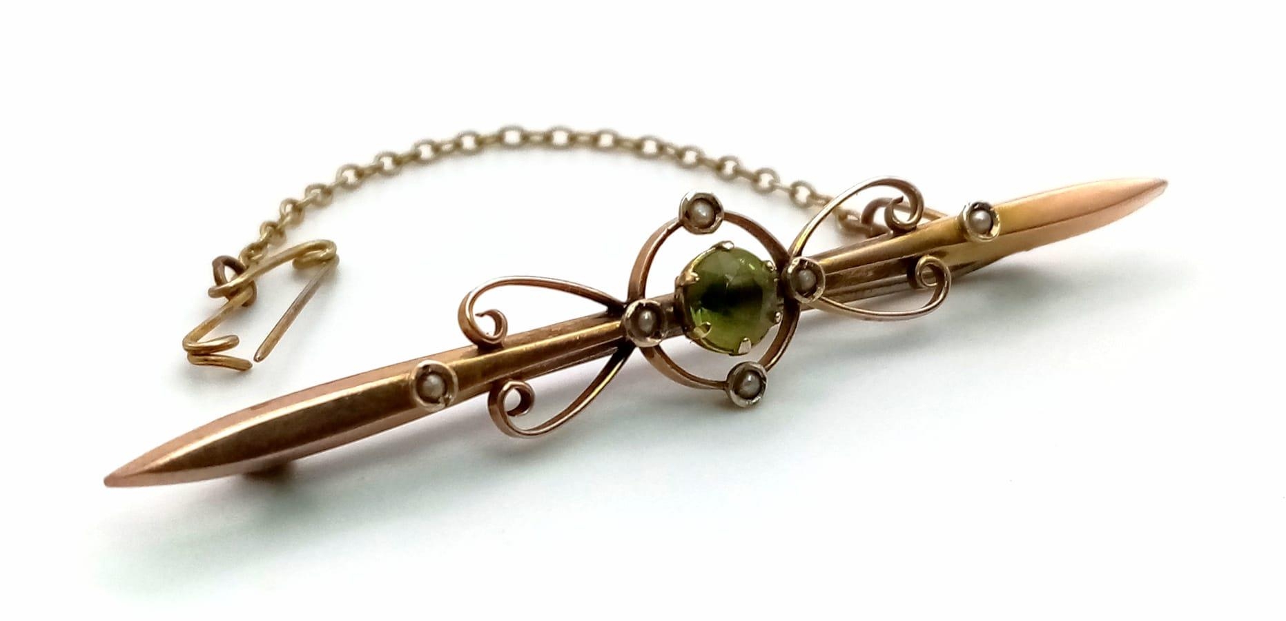 An Antique 9K Yellow Gold Peridot and Seed Pearl Bar Brooch. With safety chain. 6.5cm length. 3.1g - Image 2 of 3