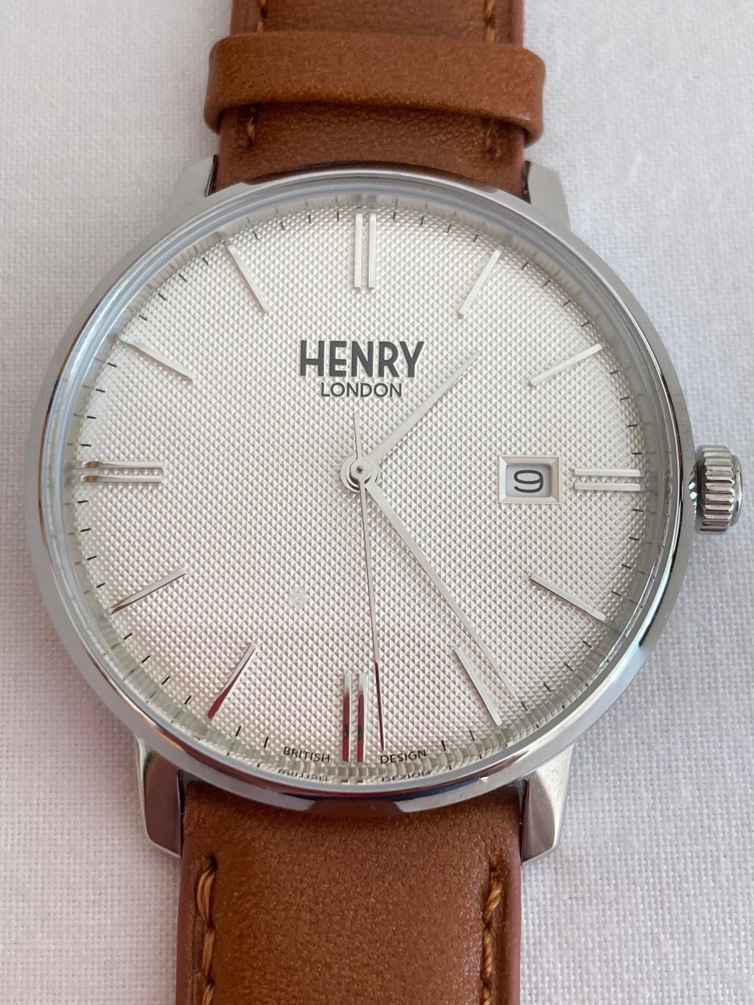 Gentleman's New HENRY LONDON Quartz Wristwatch. Model HL40-s-0349 Finished in stainless steel with