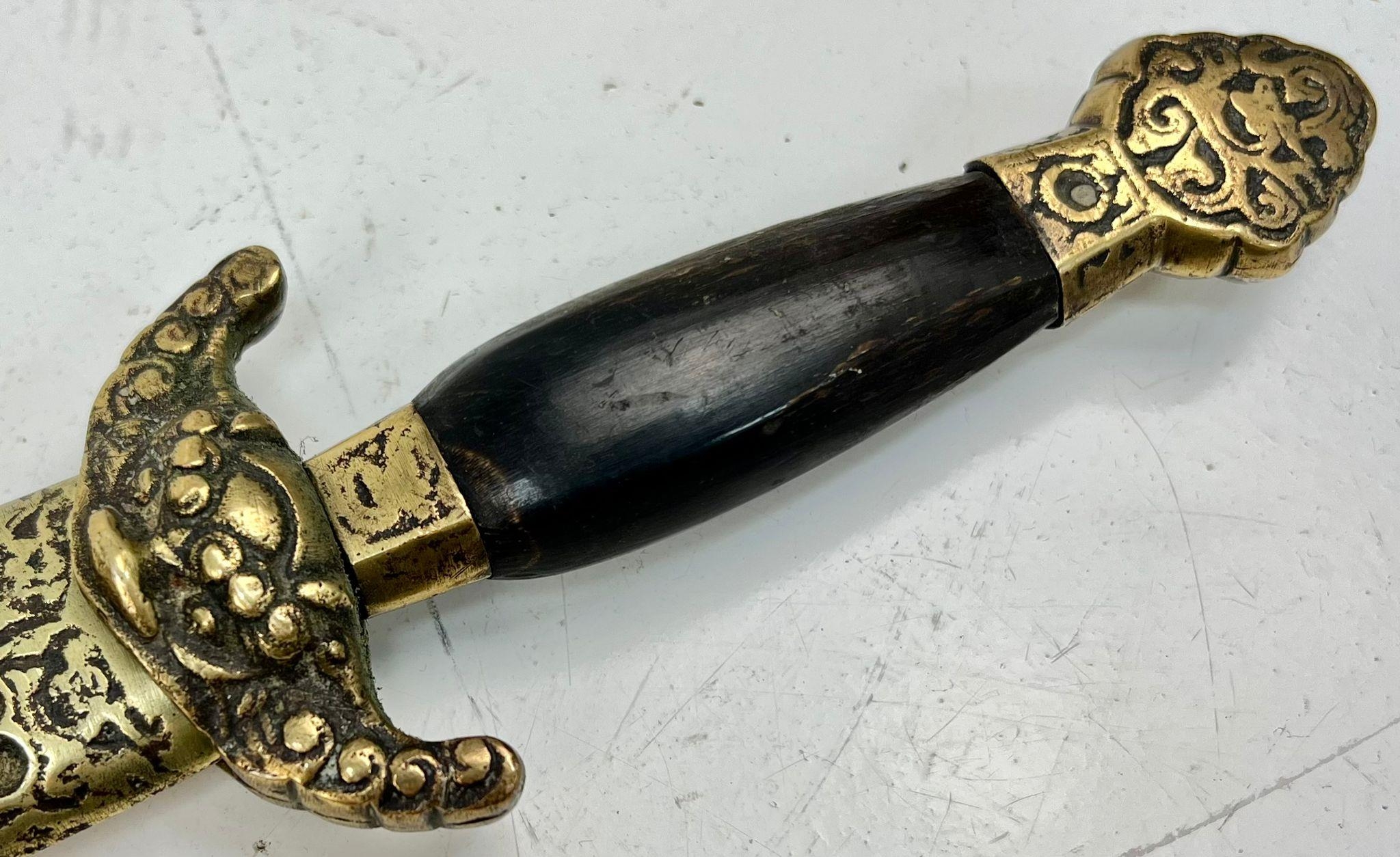 An Antique Short-Sword Possibly of Indian Origin. Snakeskin and brass scabbard. Decorated blade. - Image 3 of 5