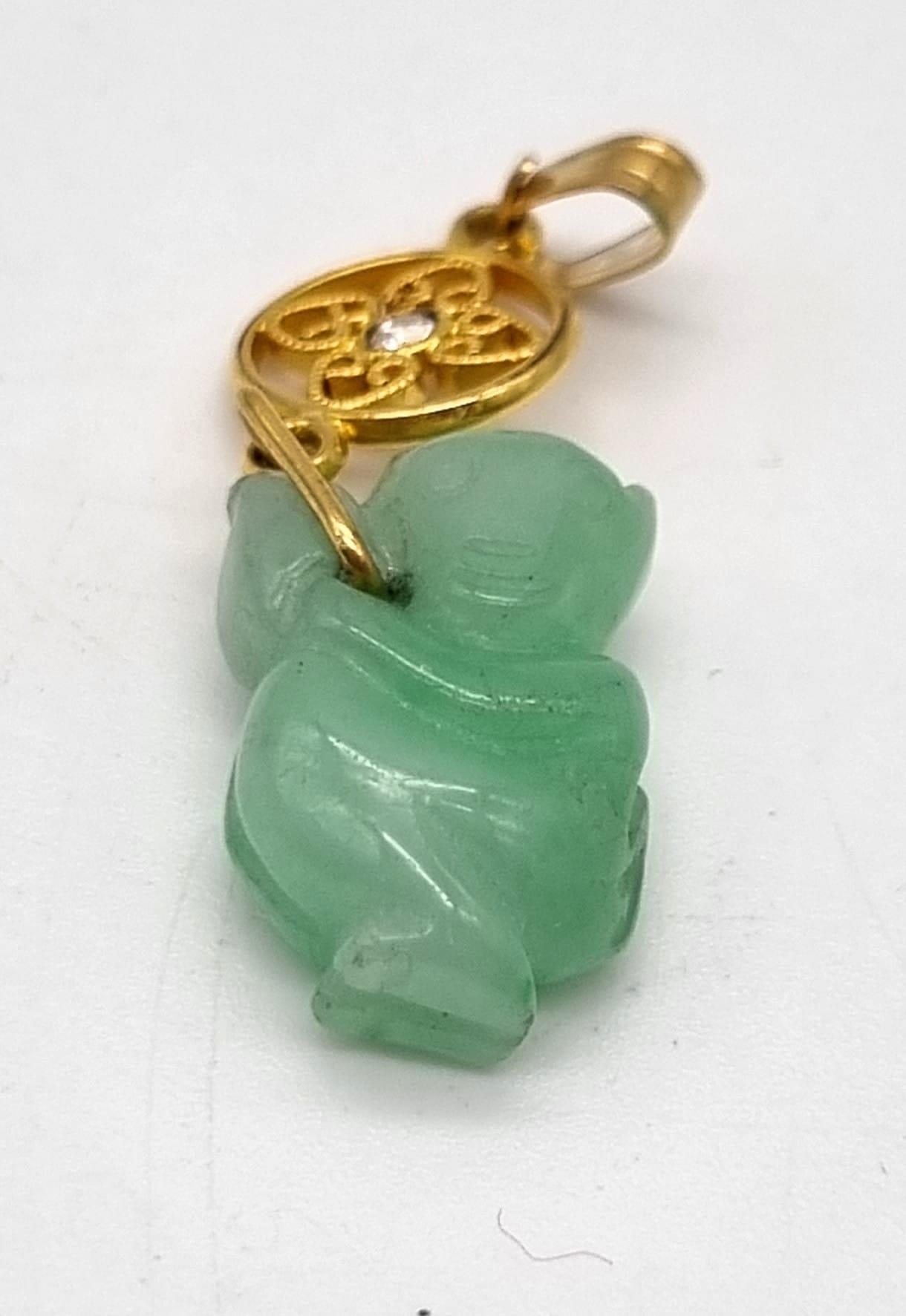 A NATURAL JADE PANDA PENDANT SET IN 18K YELLOW GOLD. 2.3gms - Image 2 of 2