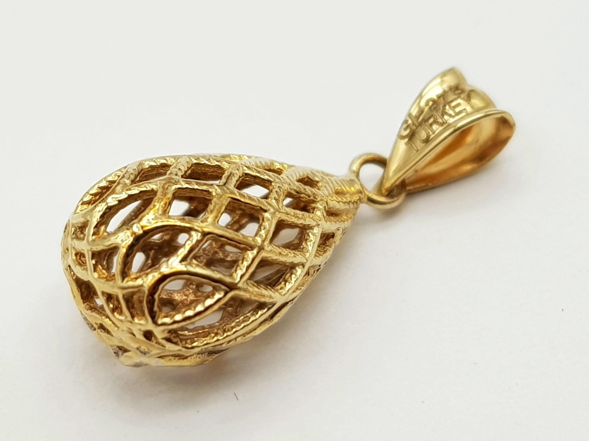 9k yellow gold teardrop shaped weaved pendant, weighs 1g