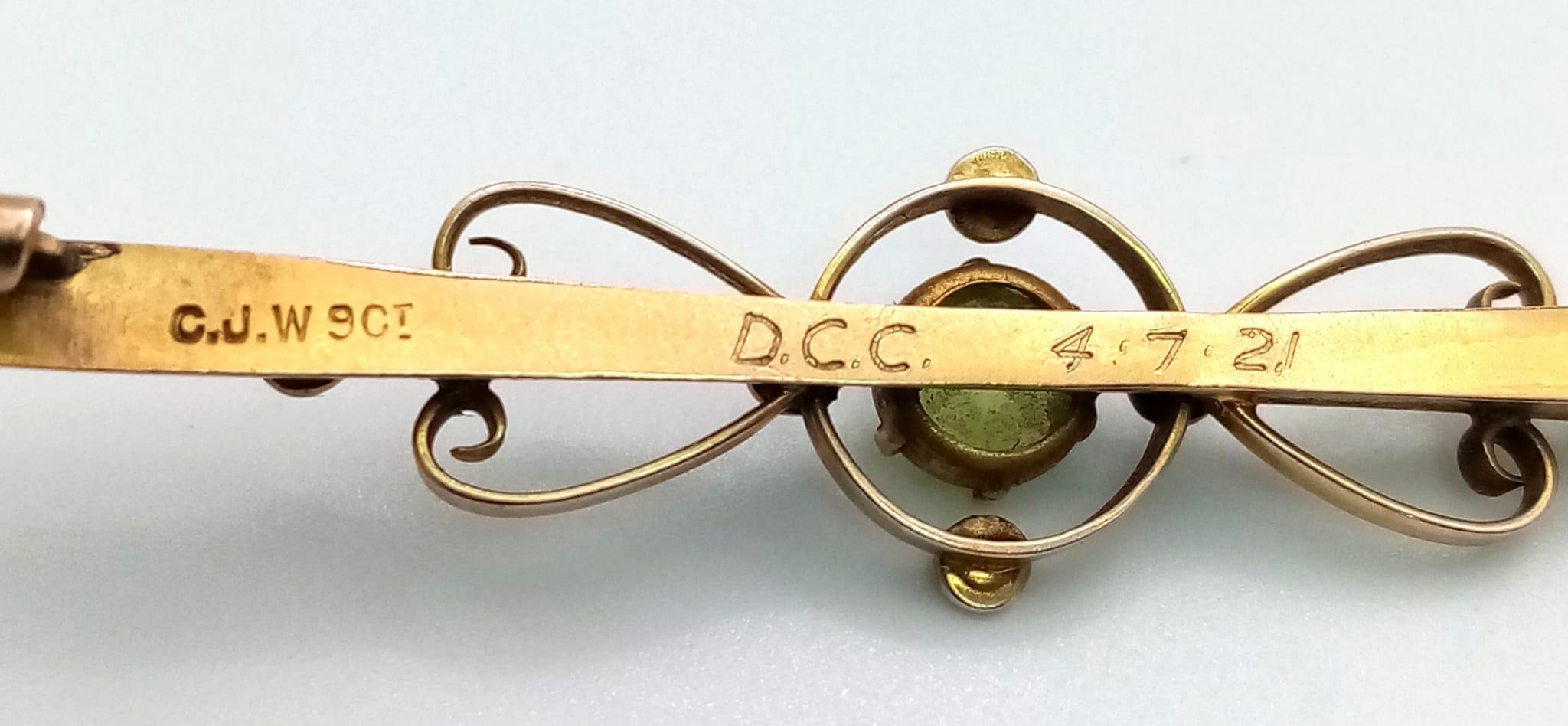 An Antique 9K Yellow Gold Peridot and Seed Pearl Bar Brooch. With safety chain. 6.5cm length. 3.1g - Image 3 of 3