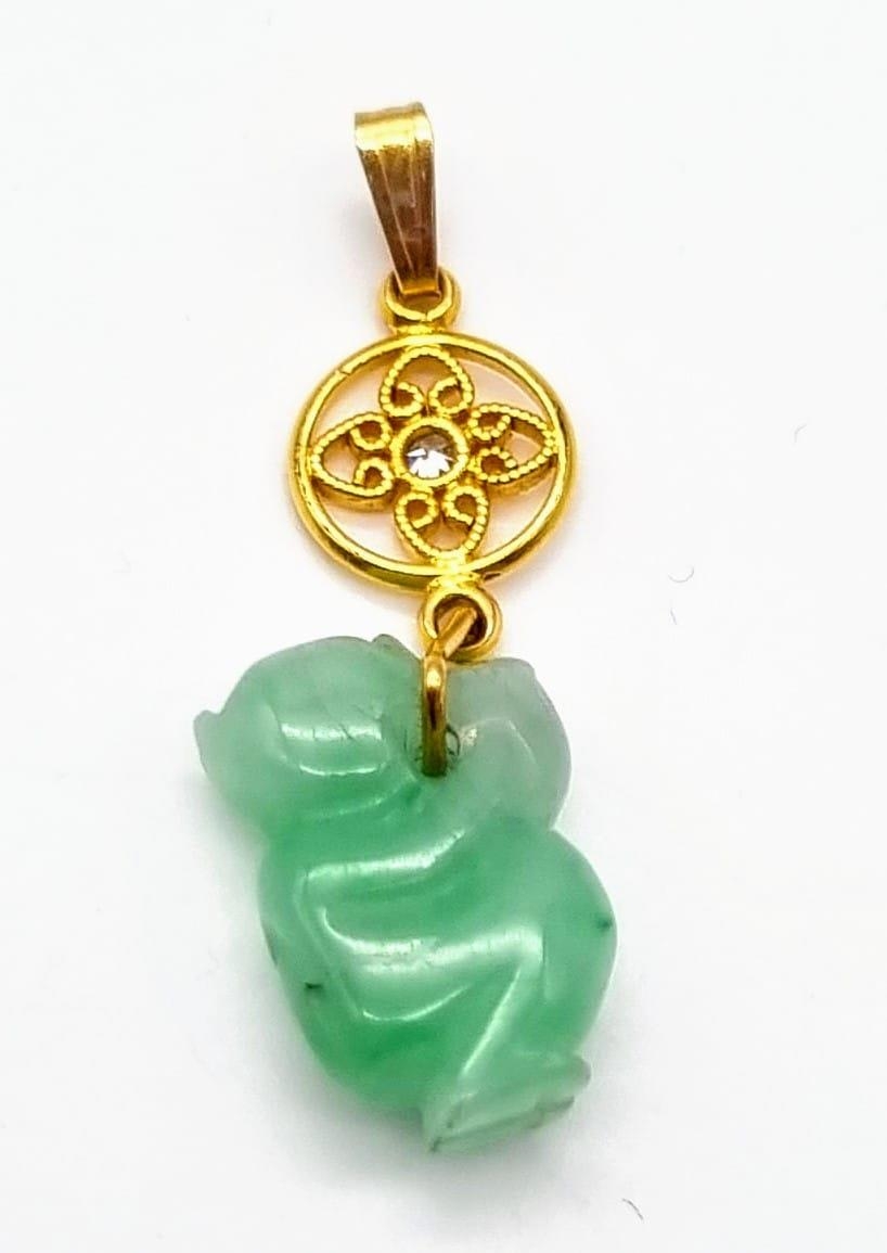 A NATURAL JADE PANDA PENDANT SET IN 18K YELLOW GOLD. 2.3gms