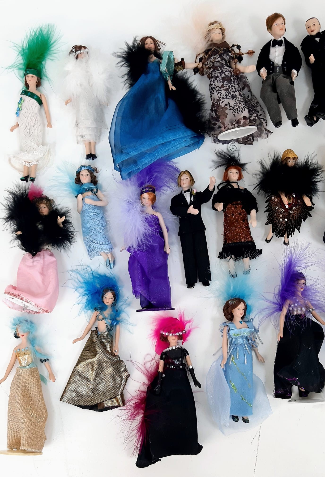 A collection of 32 dollhouse characters. All dressed in 1920's clothes - perfect for an Agatha - Image 3 of 3