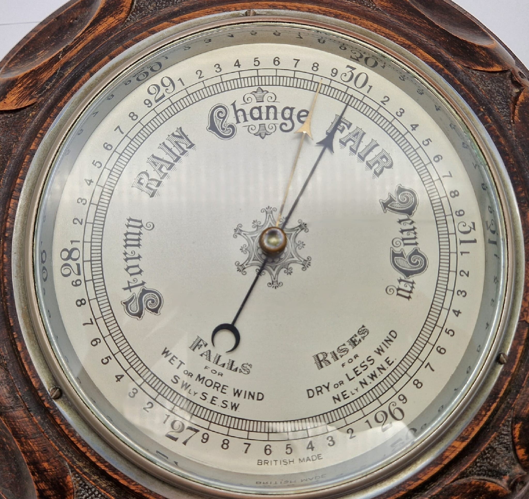 A Vintage Wall-Hanging Barometer in Working Order. 30cm diameter. - Image 3 of 5