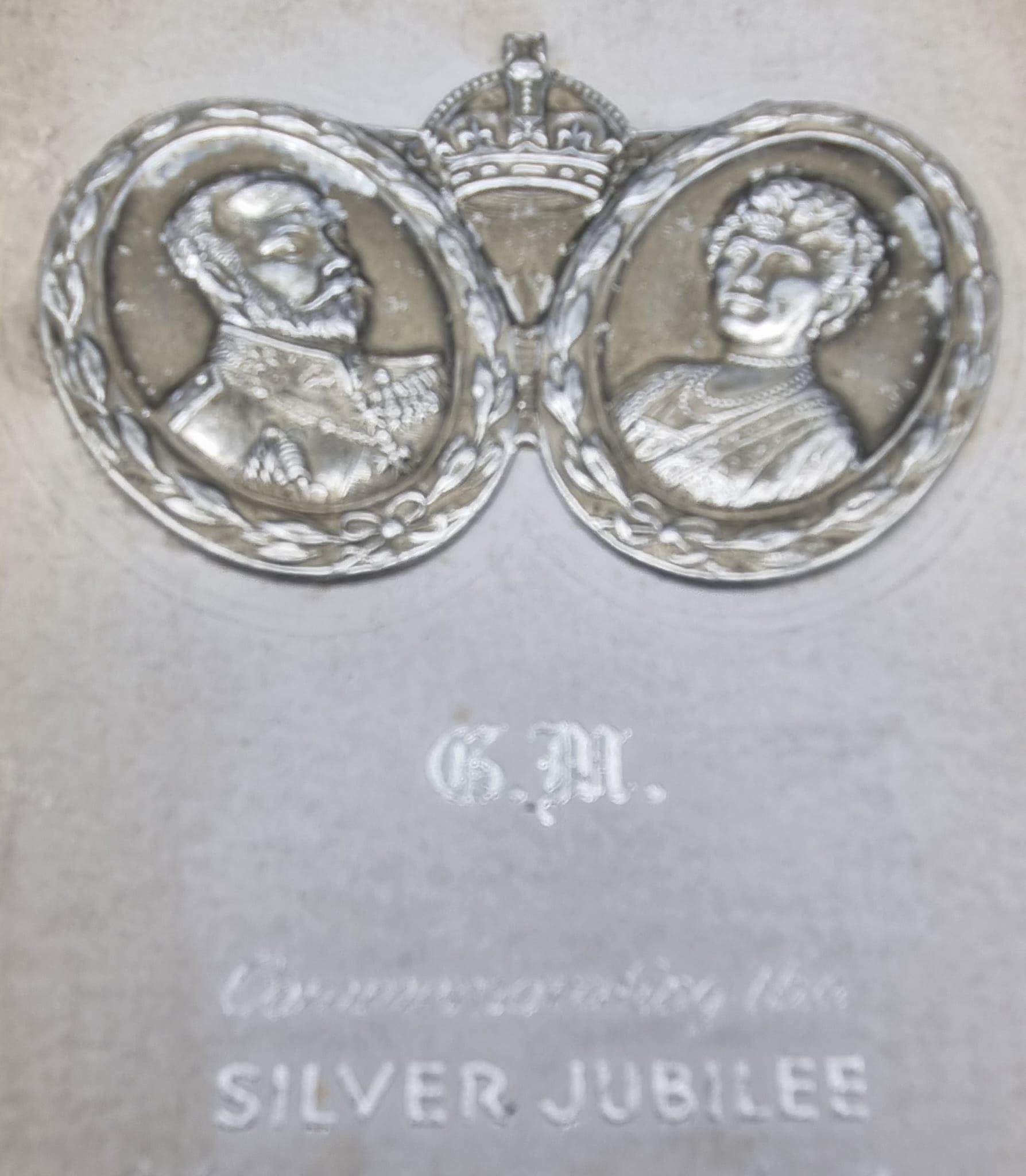 A Very Rare Ornate Silver Decorative Card Commemorating the Silver Jubilee of King George V and - Image 2 of 3