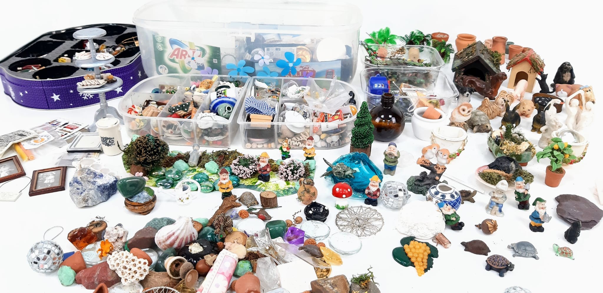 A huge mixture of dollhouse accessories including animals, garden items, food, bottles and household - Image 2 of 5