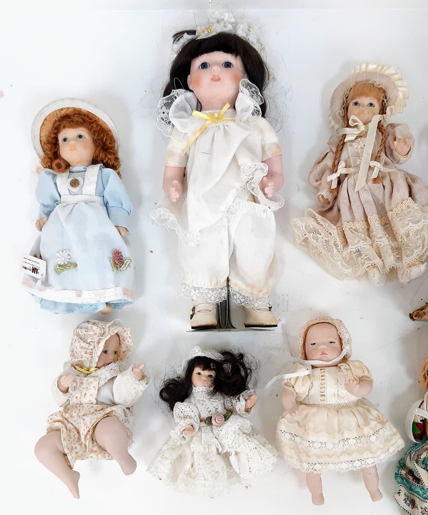 A collection of 10 varied porcelain dolls. - Image 2 of 3