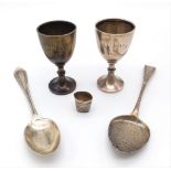 A Selection of Vintage and Antique Silver Items - 2 x spoons, a thimble (a/f) and 2 x small goblets.