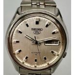 A Vintage Seiko 5 Automatic Gents Watch. Stainless steel strap and case - 36mm. Silver tone dial