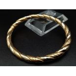 A Classic Vintage 18K Yellow Gold Bangle. Geometric rope-twist decoration. Clip open clasp. 6cm