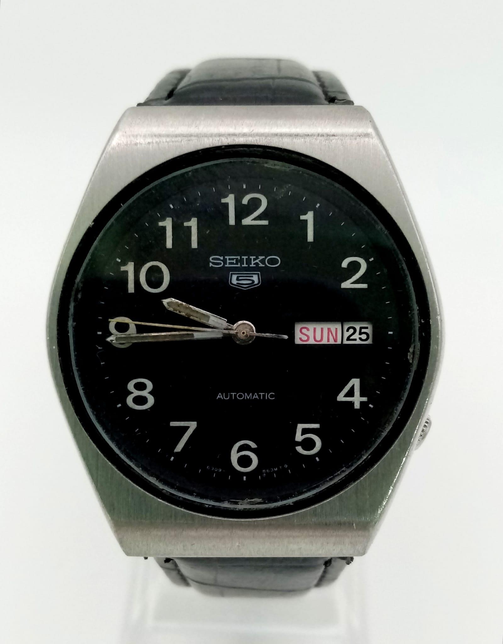 A Vintage Seiko 5 Automatic Gents Watch. Black leather strap. Stainless steel case - 36mm. Black