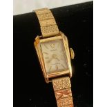 Ladies vintage HELMA 17 jewels wristwatch with heavily gold plated (20 Microns) case and bracelet.