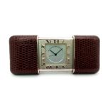 A stylish TIFFANY & Co travel clock in a lizard leather case. Dimensions: 55 x 38 x 13 mm (closed).
