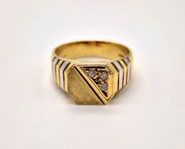 An 18 K two colour gold, diamond (0.10 carats) signet ring. Size: S, Weight: 9.3 g.