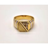 An 18 K two colour gold, diamond (0.10 carats) signet ring. Size: S, Weight: 9.3 g.