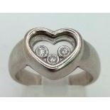 An 18 K white gold diamond set heart ring with floating diamonds. Ring size: M, weight: 9.1 g.