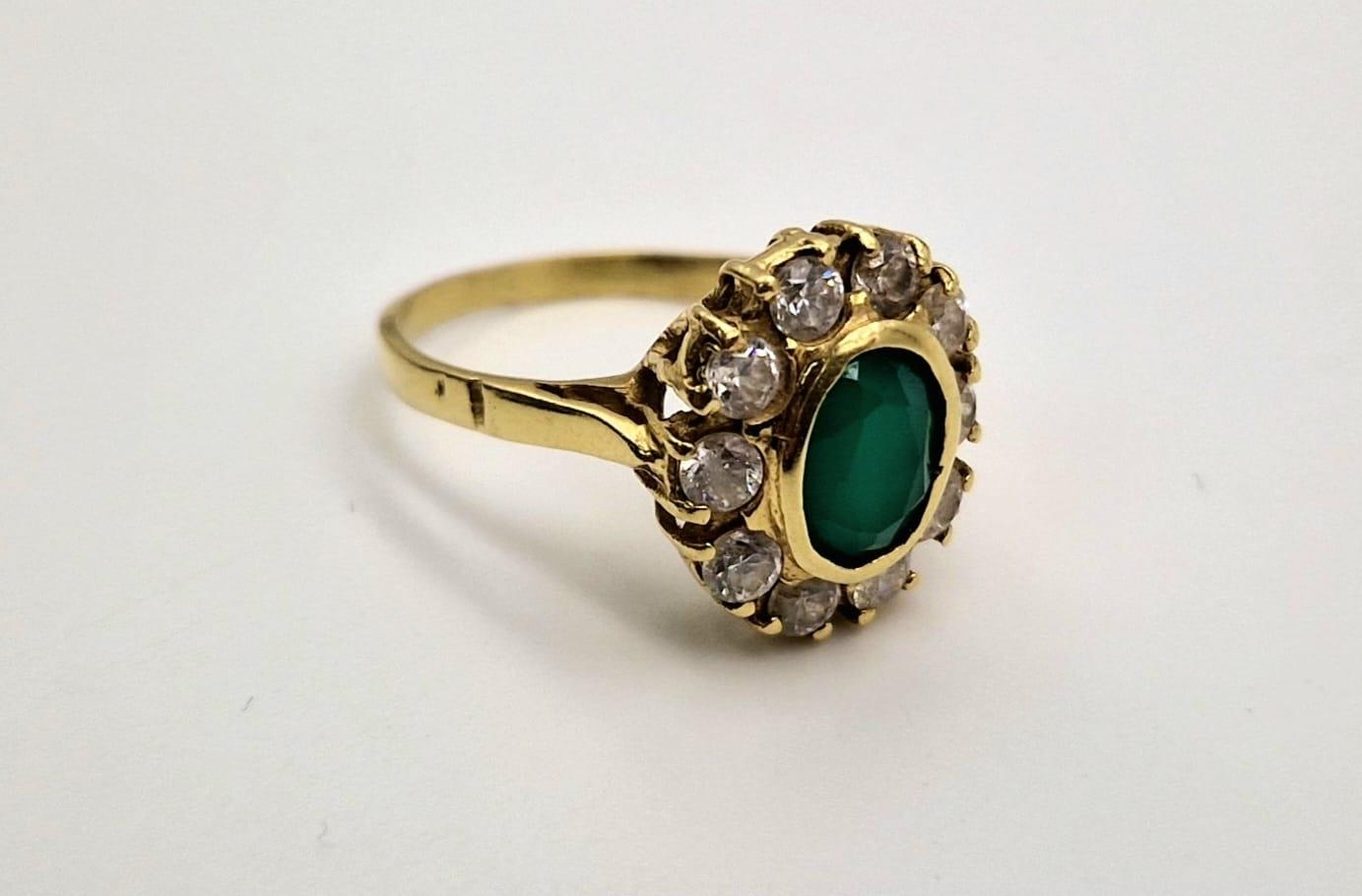 An 18 K yellow gold, stone set cluster ring. Size: Q, weight: 5.6 g. - Image 4 of 7