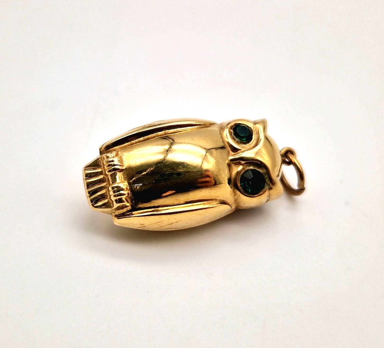 a 9 K yellow gold owl charm/pendant with green stone set eyes, weight: 1.6 g. - Image 2 of 4