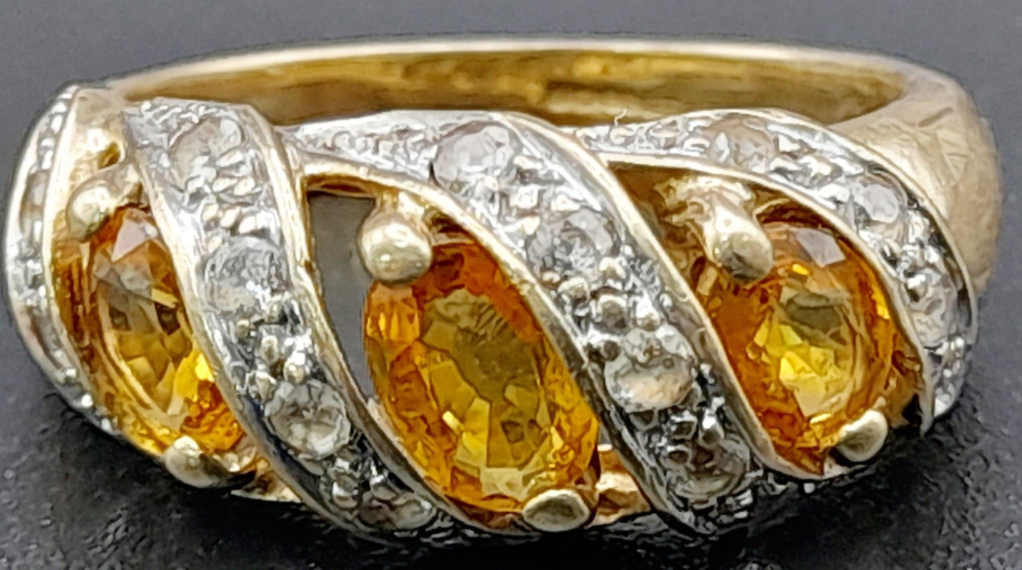 A Vintage 9K Yellow Gold Citrine and Diamond Ring. Three diagonal waves of bright citrine - Image 5 of 7