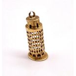 An 18 K yellow gold "Leaning tower of Pisa" charm. Weight: 3.1 g.