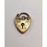A 9 k yellow gold heart padlock, weight: 1.5 g.