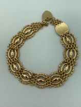 Beautiful 9 carat GOLD Fancy Link GATE BRACELET. Padlock fastening. 8 grams. 19 cm.