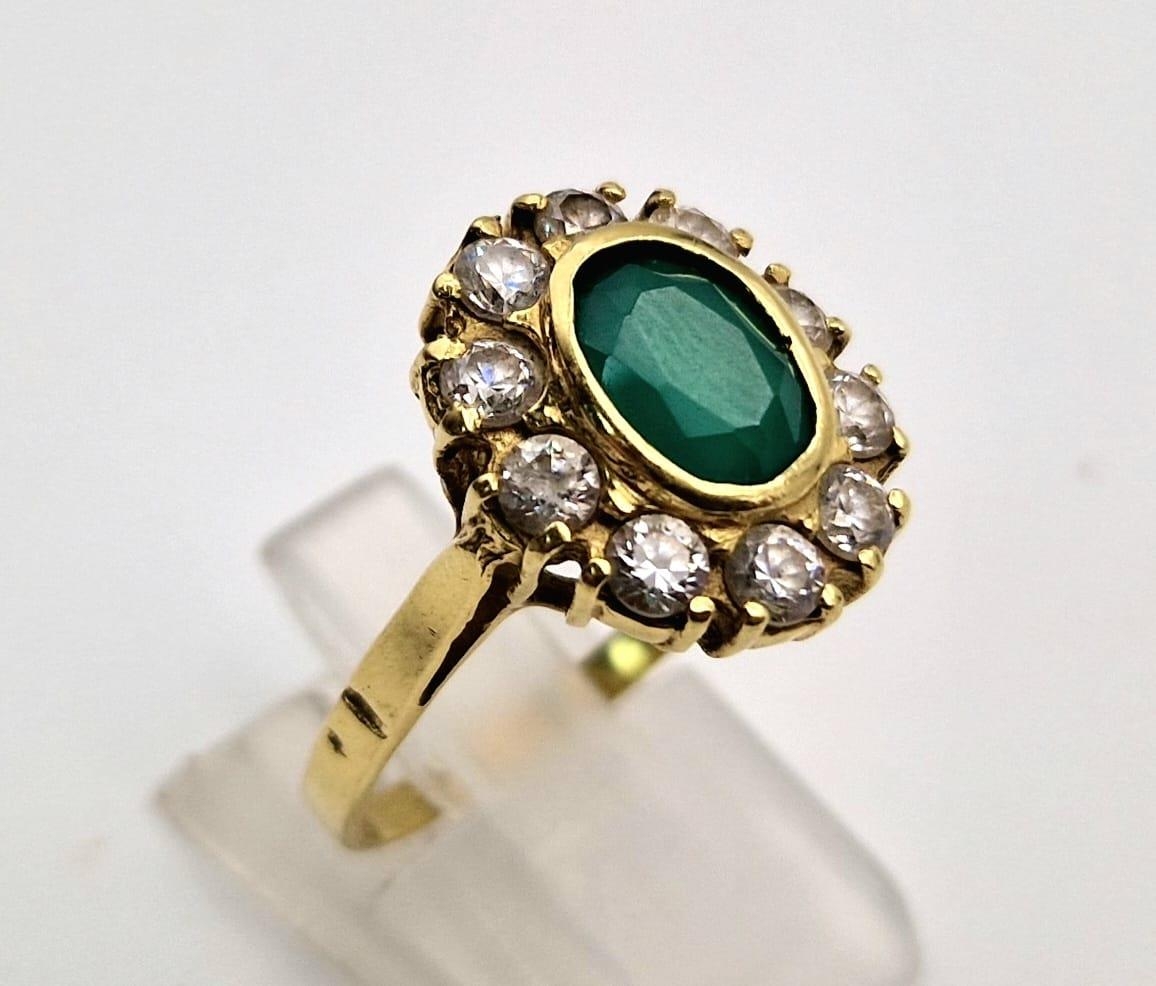 An 18 K yellow gold, stone set cluster ring. Size: Q, weight: 5.6 g.