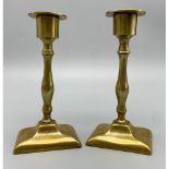 A PAIR OF SMALL BRASS CANDLESTICKS .303.4gms 12cms