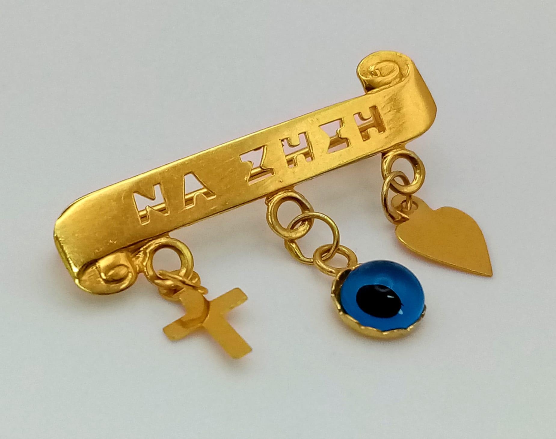 An 18K Yellow Gold Small Child's Brooch with Three Charms. Na Zhsh. 3cm. 1.31g total weight.