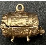 A 9 K yellow gold barrel charm, which opens to reveal a drunk inside, weight: 5.4 g.