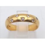 18K YELLOW GOLD DIAMOND BAND RING. TOTAL WEIGHT 4G. 0.10CT APPROX DIAMOND. SIZE I